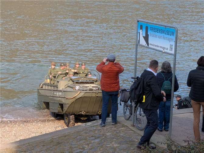 Beeindruckende Gedenkfeier an der Brücke von Remagen  Das Amphibienfahrzeug aus der Militärhistorischen Sammlung Heilbronn zog viele Blicke auf sich.