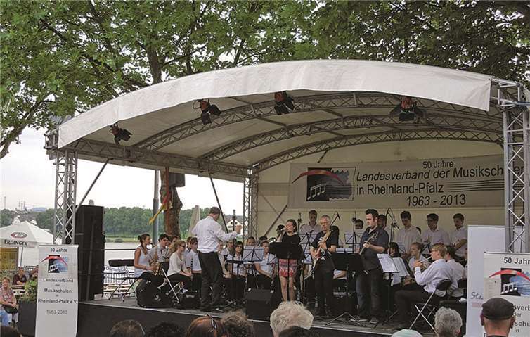 Das Andernacher Jugendorchester und die Band „Six Pack“ begeisterten die Besucher des RLP-Tags.privat