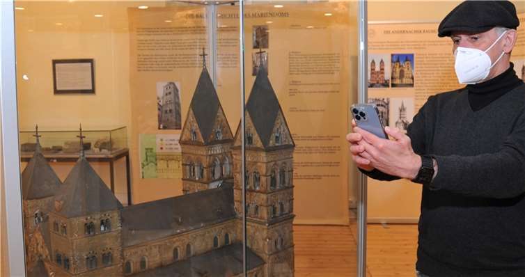 Das Andernacher Stadtmuseum bietet jetzt auch digitale Führungen per Smartphone und App durch die Sonderausstellung „800 Jahre Mariendom zu Andernach am Rhein“ an.  Foto: Stadt Andernach/Maurer