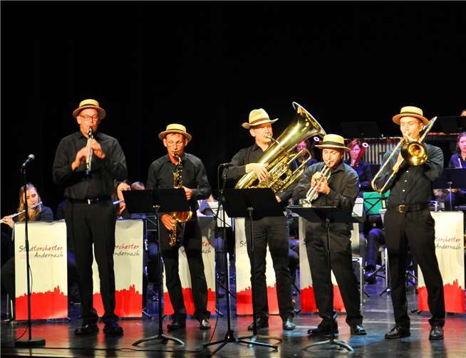 Das Andernacher Stadtorchester gab im Theater von St. Amand-les-Eaux ein großes Konzert und ließ dabei Größen des Jazz musikalisch aufleben. Stehende Ovationen waren der Lohn für den begeisternden Auftritt.