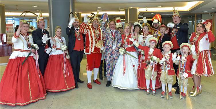 Das Andernacher Tollitätenpaar nebst Gefolge stellte sich gemeinsam mit dem stellvertretenden Vorstandsmitglied Frank Mörsch zum karnevalistischen Gruß in der Kundenhalle der Sparkassenfiliale am Johannesplatz auf. Foto: privat
