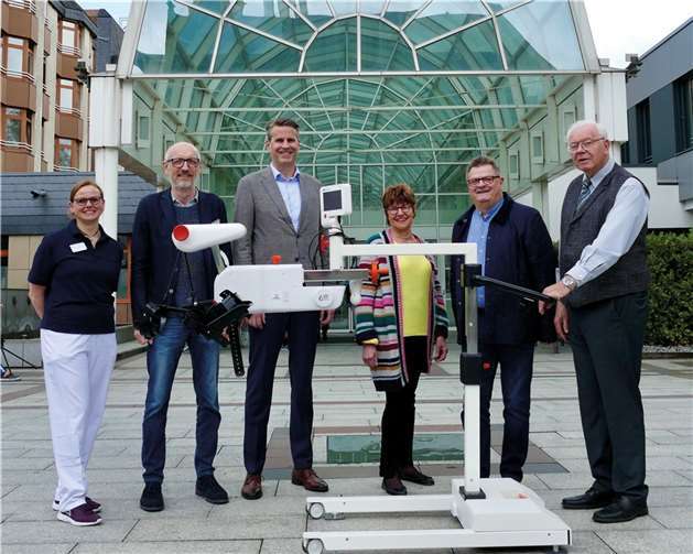 Das Andernacher Unternehmen LTS AG spendete dem St. Nikolaus-Stiftshospital ein MOTOmed Bettfahrrad. Von links nach rechts: Diana Mennicke, Jürgen Schmidt, LTS Vorstandsmitglied Ulrich Sielaff sowie die Mitglieder des Fördervereins Agnes Miesen, Heribert Zins und Friedel Sauerborn. Foto: St. Nikolaus-Stiftshospital