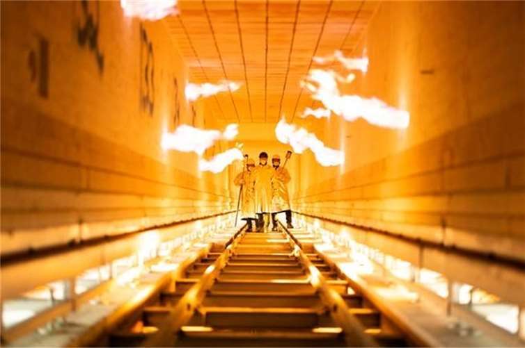 Das Anfeuern des neuen Tunnelofens. Foto: RHI Magnesita/Side Door Hippies