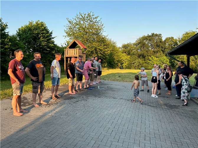 Das Angebot, Wasserbomben auf den Vorstand zu werfen, wurde von den Anwesenden mit (fast schon zu) viel Freude angenommen.  Foto: privat