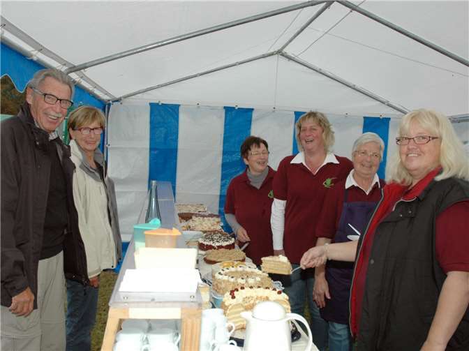 Das Angebot an Kuchen war einfach riesig, da die Eifelvereinsfrauen wieder herrliche Kuchen gebacken hatten. UM