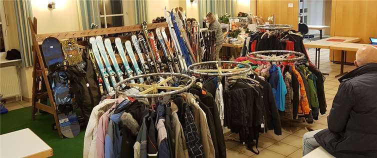 Das Angebot an Ski und dazugehöriger Ausrüstung war enorm groß.