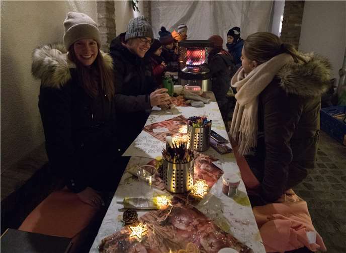 Das Angebot des Jugendtreffs Fritzdorf wurde von Kindern aller Altersklassen gerne angenommen, während sich die Eltern auf dem Markt umsahen.