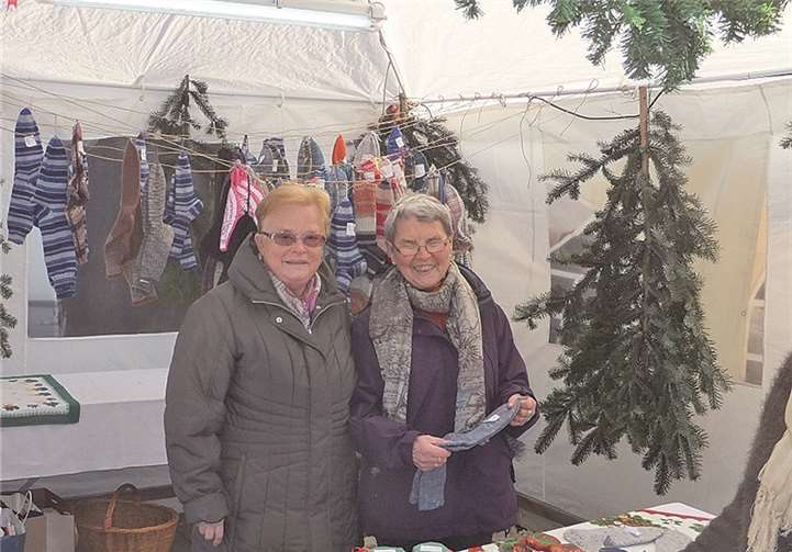Das Angebot des Weihnachtsmarktes war groß, von adventlichen Dekorationsartikeln, über viele kulinarische Angebote wurden den Gästen einiges geboten.
