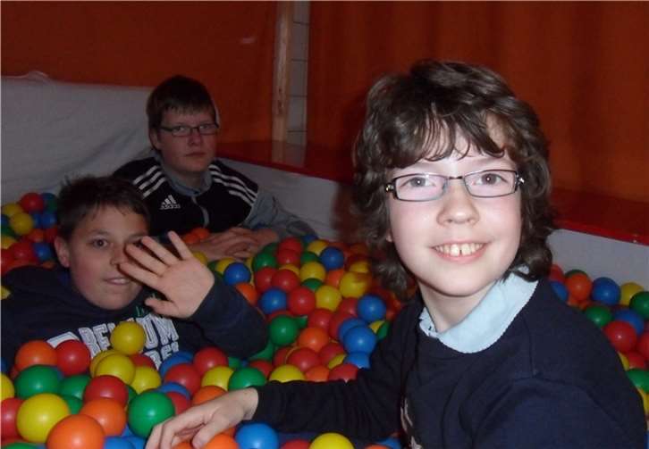 Das Angebot für Kinder und Jugendliche ist groß. Hier haben die Kinder Spaß im Bällebad. privat