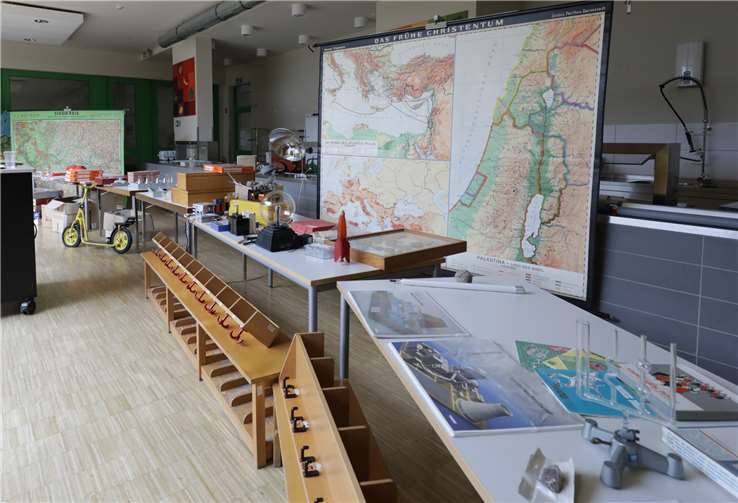 Das Angebot reichte von Rollern, Spielzeug, Carrerabahn, Fischertechniküber Experimentiergläser bis zu echten Relieflandkarten. Fotos: -CEW-