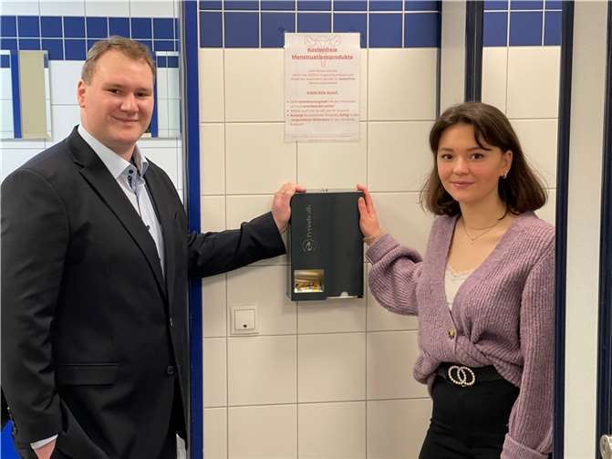 Das Angebot umfasst Tampons und Binden in einem schlichten, den Schüler*innen zugänglichen Spender.