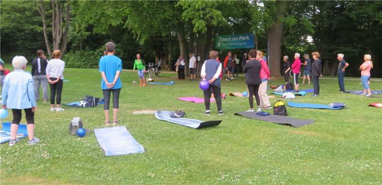 Das Angebot wurde gerne angenommen. Dagmar Koch zeigte den Teilnehmern, wie man sich aufwärmt.