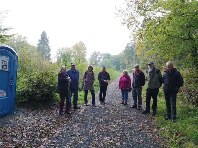 Das Anliegen, den FriedWald Neuwied-Monrepos in Augenschein nehmen, führte den Arbeitskreises Infrastruktur des Seniorenbeirates - zur zweiten Sitzung in 2021 - am Parkplatz Monrepos zusammen.Foto: privat