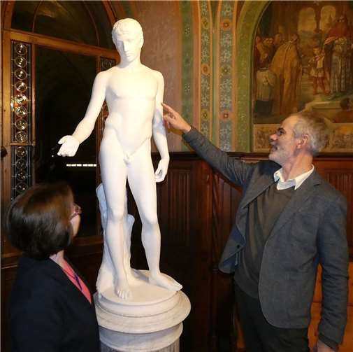 Das Anschauungsobjekt immer im Blick: Vortrag zum Idolino im Kultursaal des Schlosses.