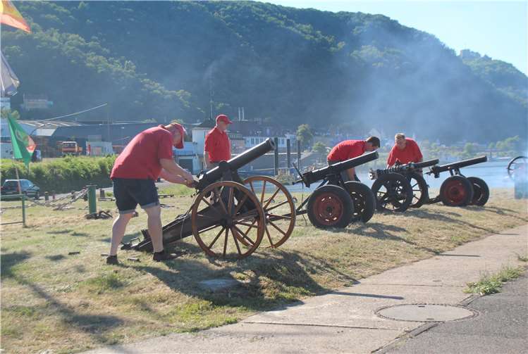 Das Anschießen der Kirmesdurch die Brohler Böller: Die Kirmes ist eröffnet.