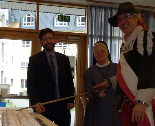 Das Anschneiden des Stollens wurde von vielen sehnlichst erwartet.