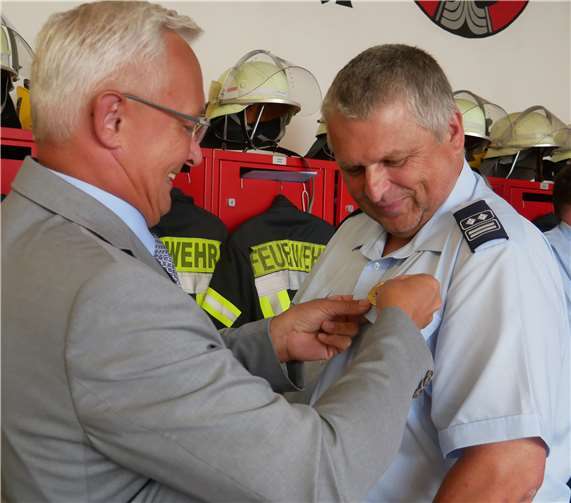 Das Anstecken des großen Goldenen Ehrenabzeichens übernahm Landrat Hallerbach. Es gäbe auch immer noch ein kleines Abzeichen, wohl für den Pyjama, scherzte Hallerbach.