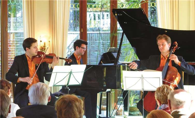 Das Aramis Trio: Fabian Wankmüller, Klavier, Martin Emmerich, Violine, und Heiner Reich, Violoncello, in der Villa Bellestate. privat