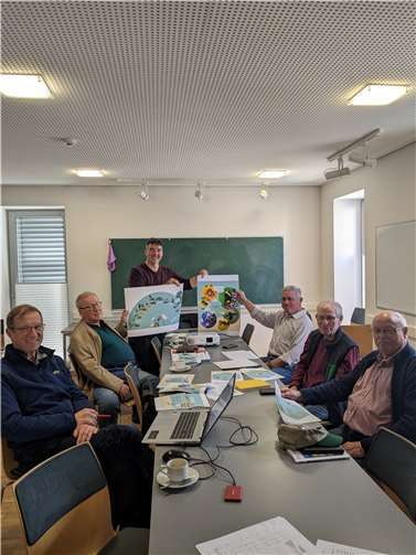 Das Arbeitsteam Bienenpfad bei der Festlegung der Text- und Bildinhalte. Foto: Oliver Grabus