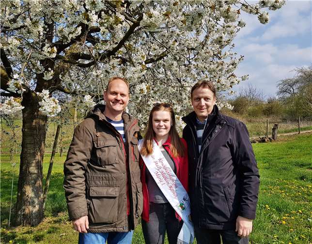 Das Archiv-Foto aus dem Jahr 2019 zeigt die damalige Kirschblütenkönigin Marie I. gemeinsam mit dem Mülheim-Kärlicher Gästeführer Horst Hohn (re.) und dem Vorsitzenden des Obst- und Gartenbau-Vereins Mülheim Thomas Schneider.Foto: Archiv