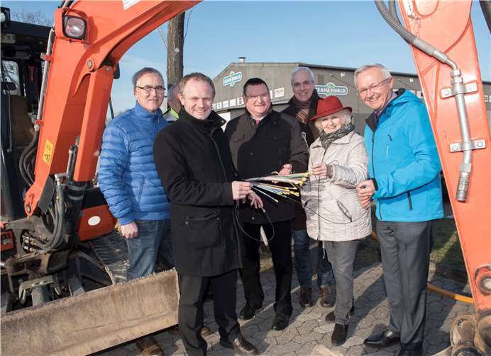 Das Archivbild stammt vom Spatenstich für den Glasfaserausbau in den Industriegebieten Distelfeld und Friedrichshof. Wie wichtig dieses Infrastrukturprojekt war, zeigt sich jetzt: Innerhalb von 24 Stunden konnte das Lagezentrum der Kreisverwaltung Neuwied mit einer schnellen Datenleitung von 250 Mbit ausgestattet werden.Foto: SWN