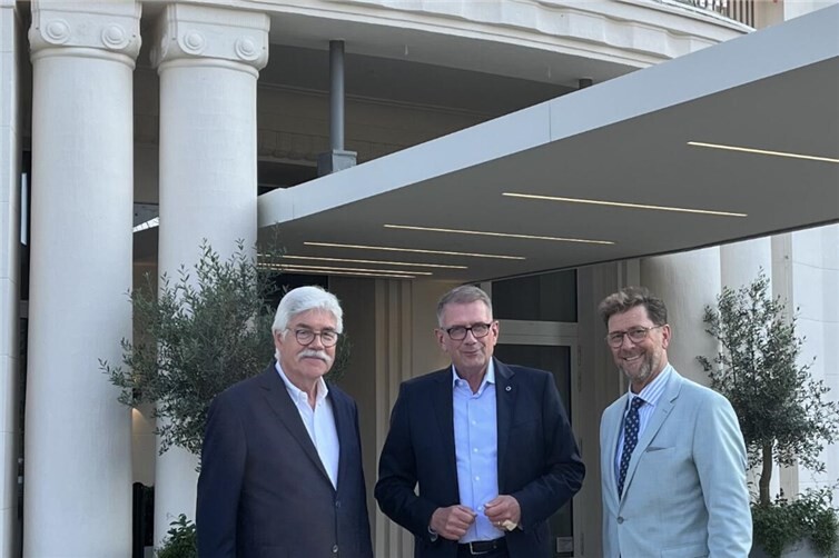 Das Archivfoto aus 2025 vor dem Steigenberger Hotel Bad Neuenahr zeigt v. l. Elmar Lersch, Vorsitzender MIT Kreisverband Ahrweiler, Thomas A. Swieca, General Manager at Steigenberger Hotels & Resorts, und Detlef Odenkirchen, Vorsitzender MIT Bezirksverband Koblenz-Montabaur