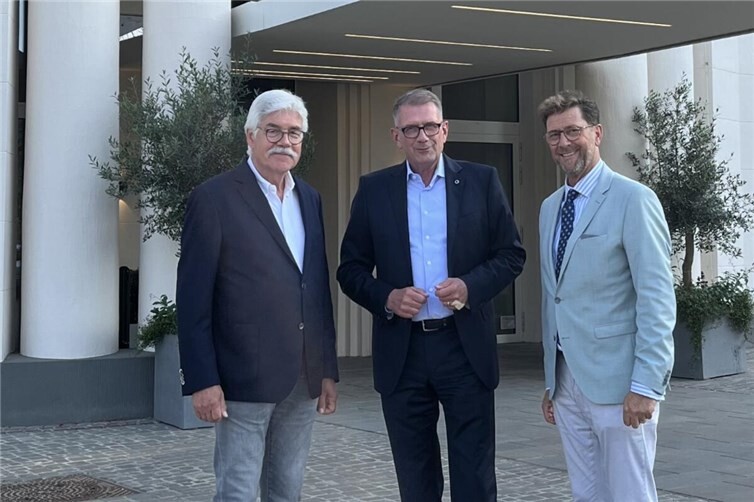 Das Archivfoto aus 2025 vor dem Steigenberger Hotel Bad Neuenahr zeigt v. l. Elmar Lersch, Vorsitzender MIT Kreisverband Ahrweiler, Thomas A. Swieca, General Manager at Steigenberger Hotels & Resorts, und Detlef Odenkirchen, Vorsitzender MIT Bezirksverband Koblenz-Montabaur