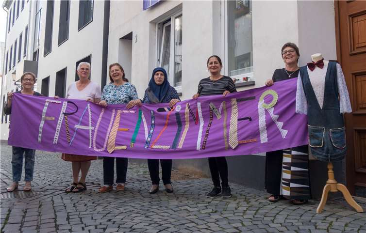Das Archivfoto zeigt Jutta Lehnert (rechts) gemeinsam mit einigen Frauen des Nähprojektes kurz vor der Eröffnung 2019.Foto: Julia Fröder / Bistum Trier