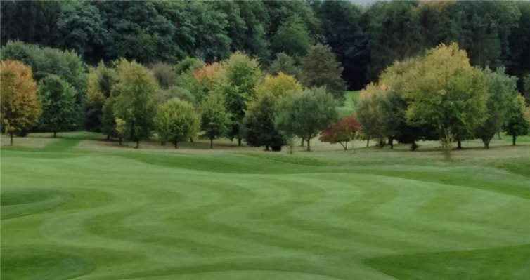 Das Areal des Golfclubs Rhein-Wied e.V. ist trotz langandauernde Trockenheit in 2018in einem hervorragenden Zustand. Mit dem Projekt „Wasserversorgung der Zukunft“soll eine unabhängige Wasserversorgung gesichert werden. Foto: Privat