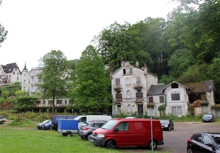 Das Areal in der Villenpromenade: im Hintergrund rechts das einsturzgefährdete Gesindehaus, daneben links das lang gestreckte Motelgebäude. Da, wo jetzt geparkt wird, stand das eigentliche Hotel, vor dem Motelgebäude befand sich das Hallenbad. Willi Willig