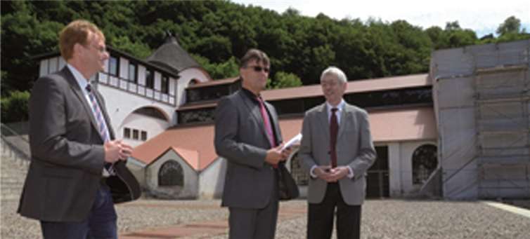 Das Areal kann besucht werden, auch Führungen werden angeboten, wie Wirtschaftsförderer Martin Prümm (l.) dem Ersten Kreisbeigeordneten Burkhard Nauroth (M.) mit Bürgermeister Michael Syré erläuterte. privat