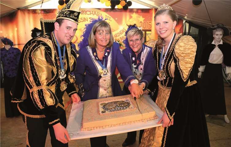 Das Arzheimer Prinzenpaar gratulierte standesgemäß mit einer Geburtstagstorte. PSM