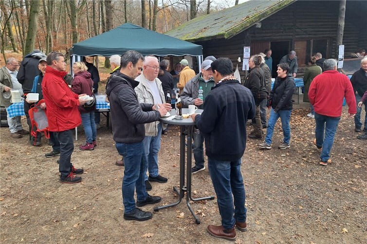 Das Aschenbratenfest zog sowohl Mitglieder als auch Freunde des MGV an.Foto: Frank Harnisch