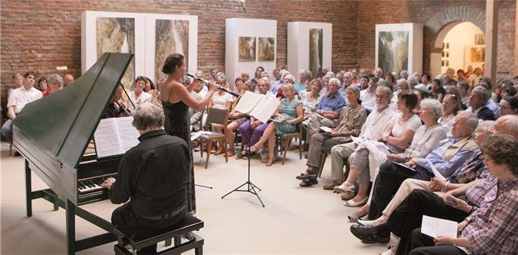 Das Atelier des Malers Michael Franke in Gimmersdorf platzt aus allen Nähten beim Auftaktkonzert für die 9. Wachtberger Kulturwochen.