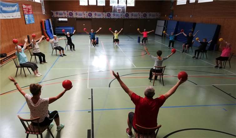 Das Auf- und abwärtsführen der Bälle stellt ein geeignetes Rückentraining dar.  Foto: privat
