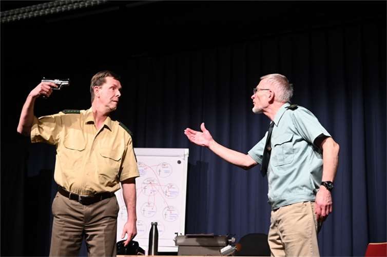 Das Aufeinandertreffen der unterschiedlichsten Charaktere wurde sehr überzeugend dargestellt und animierte die Zuschauer immer wieder zu Lachstürmen. Quelle: Theatergruppe Kettig