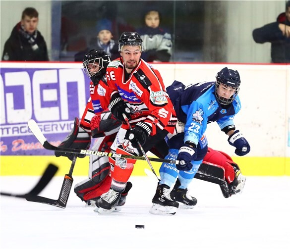 Das Aufeinandertreffen zwischen den Neuwieder Bären (rechts: Kiril Litvinov) und den Ratinger Ice Aliens wird es auch in der neuen Saison in der Gruppe B der Qualifikationsrunde zur Regionalliga West geben.Quelle: EHC „Die Bären“ 2016