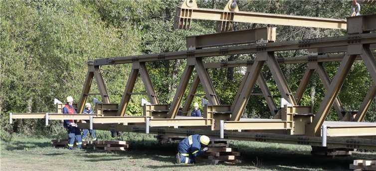 Das Aufsetzen auf die Holzkonstruktionen war Maßarbeit.