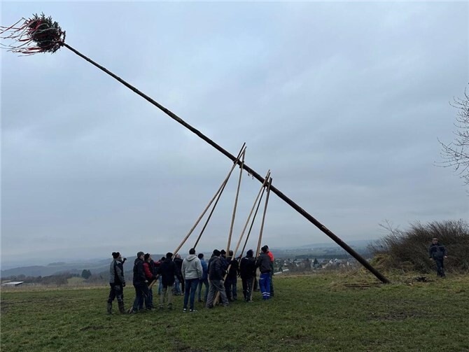 Das Aufstellen des Kirmesbaumes