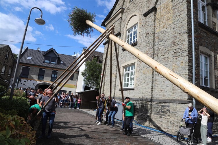 Das Aufstellen des Kirmesbaumes ist Tradition