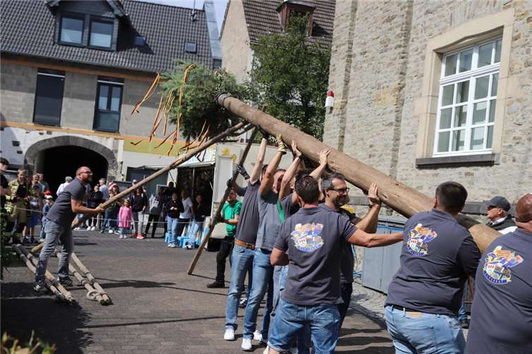 Das Aufstellen des Kirmesbaumes ist Tradition. Fotos: WAMFO.DE