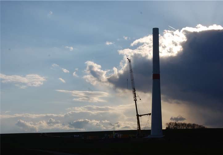 Das Aufstellen von Windrädern, wie hier in der Gemarkung Monreal, kommt immer mehr in Mode.