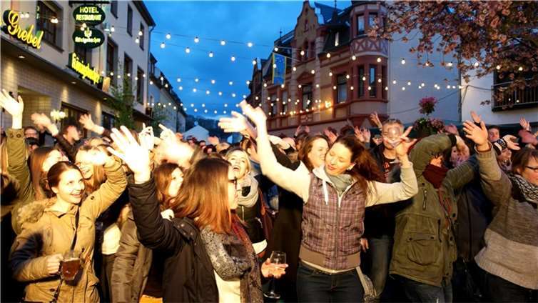 Das Aufwärmen zum Blüten- und Weinfest übernahm die beliebte Coverband „Sidewalk...