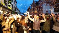 Das Aufwärmen zum Blüten- und Weinfest übernahm die beliebte Coverband „Sidewalk...