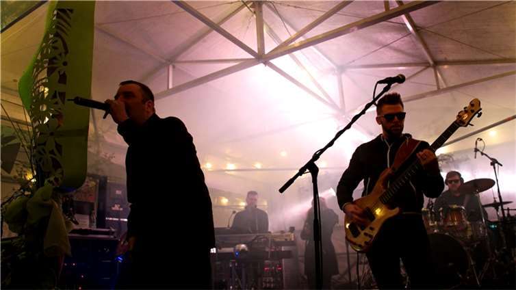 Das Aufwärmen zum Blüten- und Weinfest übernahm die beliebte Coverband „Sidewalk...