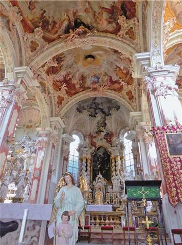 Das Augustiner-Chorherrenstift Neustift (mit Ähnlichkeit zu dem in Lonnig) war über Jahrhunderte geistliches Zentrum von Südtirol, erfuhren die Matthiaspilger vor Ort in der beeindruckenden Klosterkirche