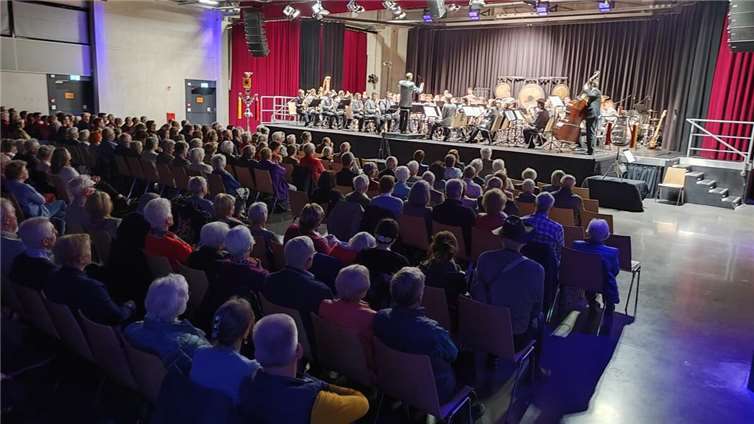 Das Ausbildungsmusikkorps der Bundeswehr begeisterte die Zuhörerinnen und Zuhörer in der Jungholzhalle in Meckenheim.  Fotos: privat
