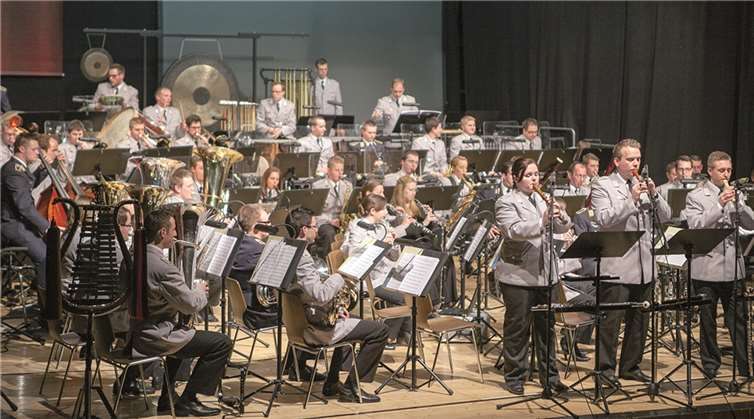 Das Ausbildungsmusikkorps der Bundeswehr gab ein umjubeltes Benefizkonzert im Rheinbacher Stadttheater.  -VJ-