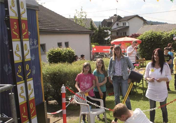 Das Außengelände der Kindertagesstätte „Sonnenschein“ hatte sich in einen bunten Jahrmarkt mit vielen Attraktionen verwandelt. DL