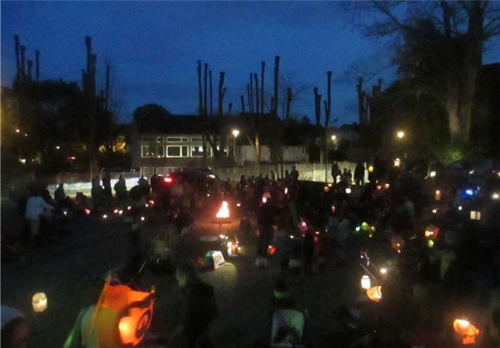 Das Außengelände der Kita St. Albert wurde von bunten Laternen hell erleuchtet. privat